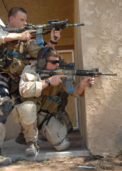 資料圖:美軍士兵持5.56毫米口徑M-4步槍作戰