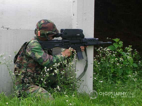 韓國士兵在試用國產K11空爆步槍