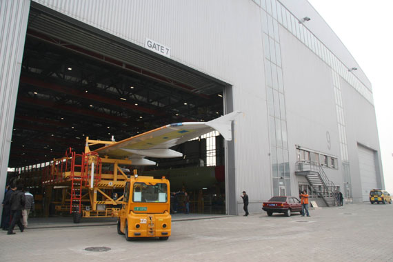 中航工業西飛國際天津公司總裝的首架A320機翼完成了總裝