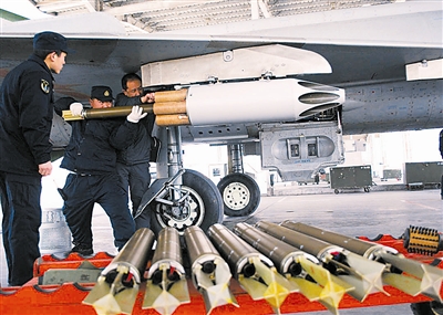 裝載火箭彈。