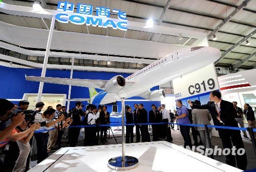 第13屆北京國際航空展在北京國展中心開幕，來自14個國家和地區(qū)的200多家航空企業(yè)前來參展，展覽上亮相的航空模型吸引了眾多觀眾。其中，
國產(chǎn)大飛機C919模型整體首次亮相成為眾人的關(guān)注點。中新社發(fā)遠舟攝