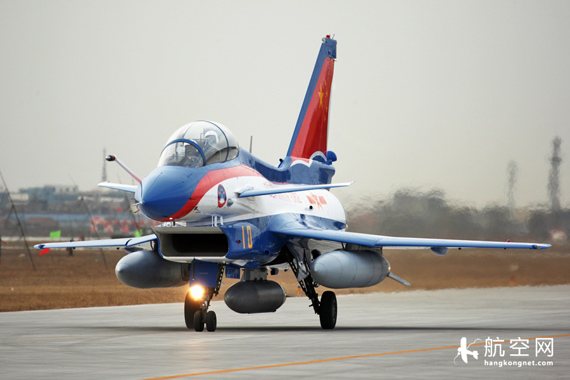 資料圖:殲10表演機滑行中特寫
