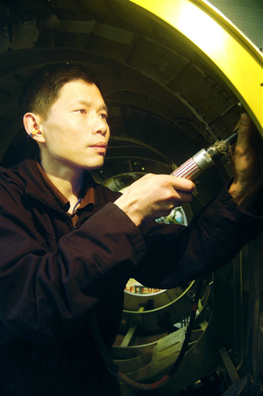 全國勞動模范、中航工業成飛鉚裝鉗工劉時勇