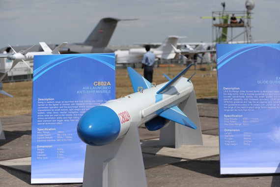 梟龍掛載的空射型C802A反艦導彈,公布的數據包括重量600公斤,射程180公里