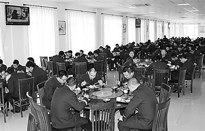 經過全新設計建造的水兵餐廳，硬件達到“舒適化、人性化、規范化”水準。