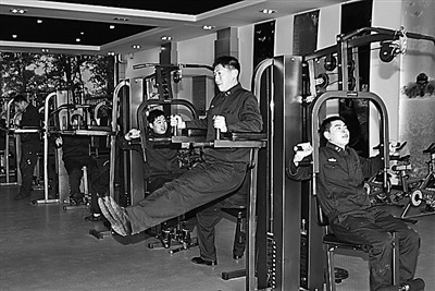 水兵正在利用健身器材鍛煉身體