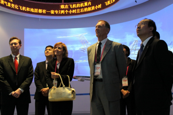 美國聯(lián)邦航空局長RandolphBabbitt參觀中國航空館后展區(qū)(2)