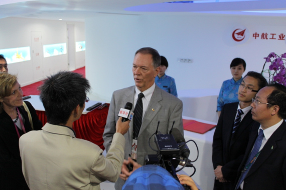 美國聯(lián)邦航空局長RandolphBabbitt接受采訪