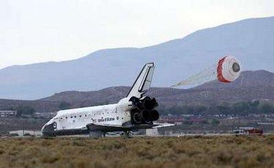 發現號航天飛機著陸后打開減速傘