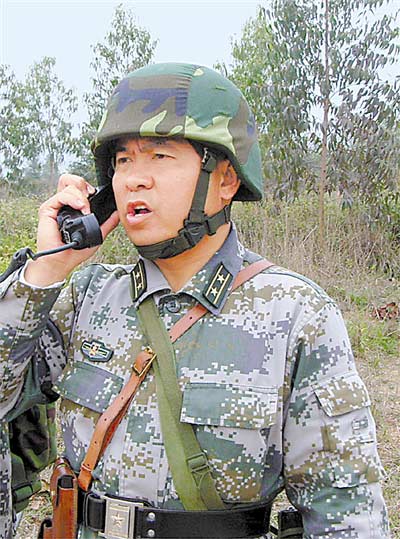 裝甲團副團長黃小龍指揮訓練