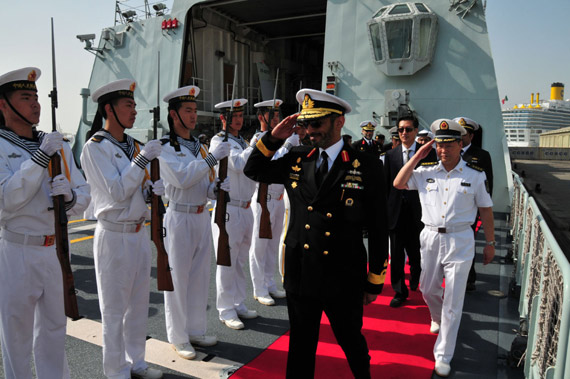 阿聯(lián)酋海軍副司令賽義德（前中）檢閱中國海軍艦隊儀仗隊