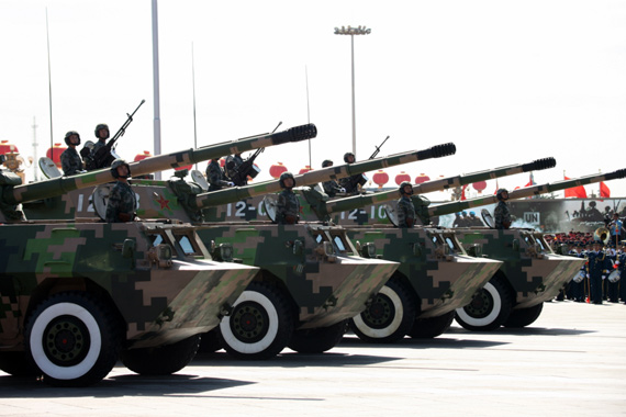 資料圖：新中國成立60周年國慶閱兵展示的國產(chǎn)100毫米輪式自行突擊炮