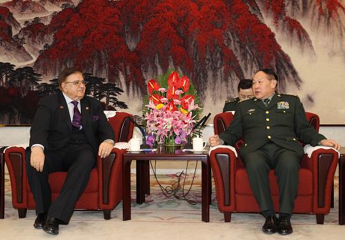 3月25日,國務委員兼國防部長梁光烈在北京八一大樓會見隨同阿富汗總統卡爾扎伊來訪的阿富汗國防部長阿卜杜勒·瓦爾達克。新華社記者丁林攝