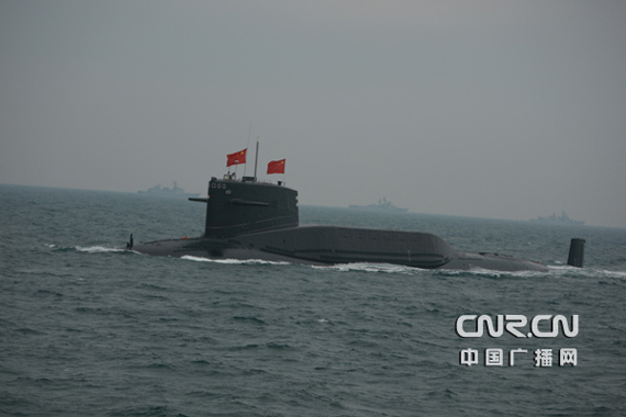 2009年4月23日下午，為紀念中國人民解放軍海軍成立60周年而舉行的海上閱兵在青島附近黃海海域舉行。國產戰略導彈核潛艇首次公開亮相。
中廣軍事記者陶宏祥攝影