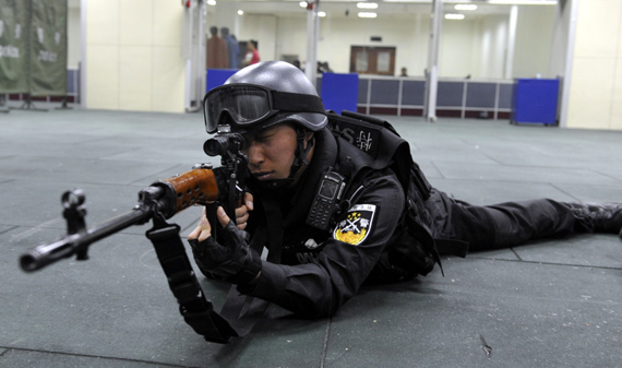 北京特警狙擊手在展示專(zhuān)業(yè)技能