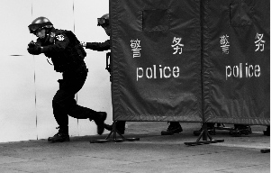 特警狙擊手每天都要進(jìn)行嚴(yán)格的訓(xùn)練,幾乎槍不離手。