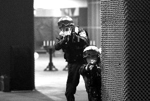 特警狙擊手在進(jìn)行訓(xùn)練。