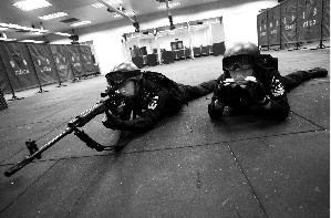 特警狙擊手、觀察手展示狙擊動(dòng)作。