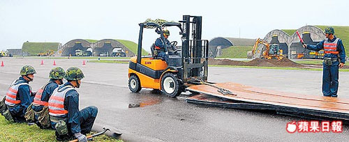 臺(tái)軍演練飛機(jī)跑道被毀時(shí),以鋪設(shè)玻璃纖維板來(lái)?yè)尵取?lái)源:臺(tái)灣《蘋(píng)果日?qǐng)?bào)》