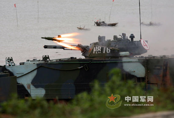 資料圖:我軍新型兩棲戰車發射反坦克導彈