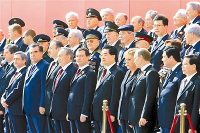 胡錦濤同出席慶典的其他國家領導人在檢閱臺上觀禮。新華社記者樊如鈞攝