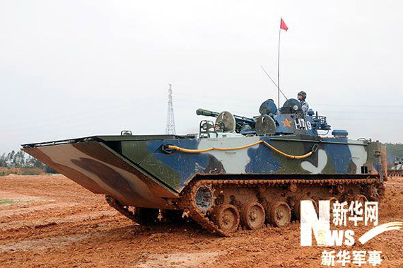 演習場上，幾乎所有的裝甲車上的火炮，都罩上了帆布的炮衣，而觀瞄設備也都放下了金屬防護擋板[攝影：鄭文浩]