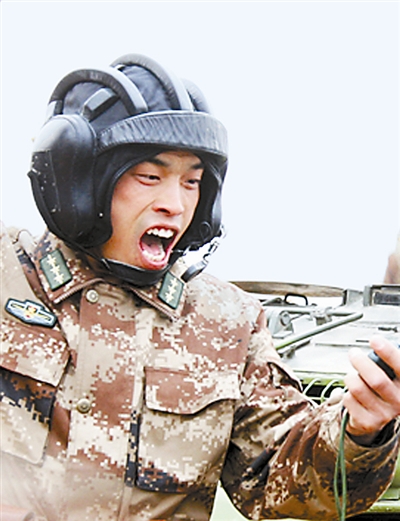 連長閆雙義及時通過指揮網發(fā)送空情警報,一場反空襲作戰(zhàn)進入倒計時。