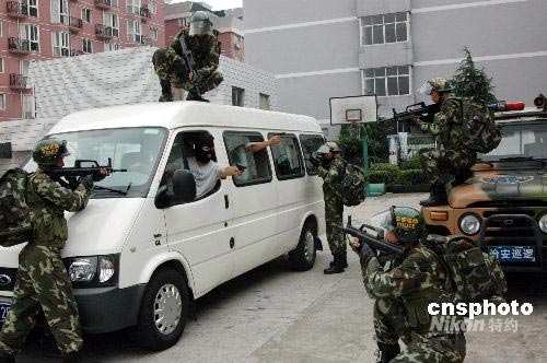 組圖：溫州邊防特警反恐演習制服持槍“歹徒”