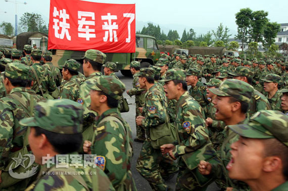 鐵軍士兵用肩膀把農(nóng)民卡車從2200米高處背下山