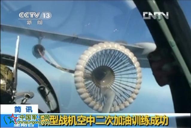 新型戰(zhàn)機(jī)空中二次加油訓(xùn)練，采用對飛方式匯合