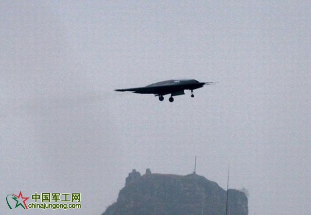 中國(guó)“利劍”隱身無(wú)人攻擊機(jī)成功首飛