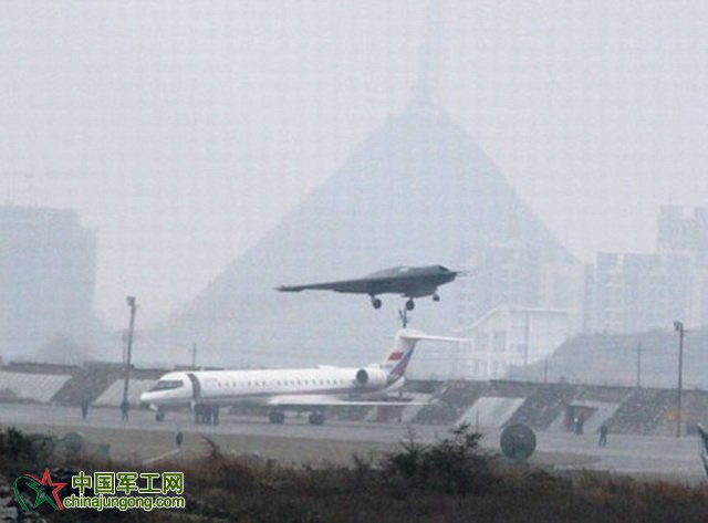 中國(guó)“利劍”隱身無(wú)人攻擊機(jī)成功首飛