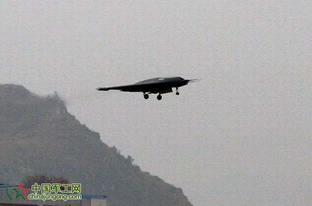 中國(guó)“利劍”隱身無(wú)人攻擊機(jī)成功首飛