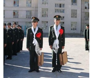 西藏軍區某團舉行2017年度轉業干部退役儀式