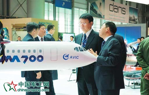 航空工業(yè)副總經(jīng)理陳元先參觀展臺。