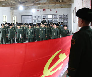 武警兵團總隊第六支隊組織黨員重溫入黨誓詞