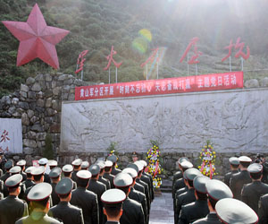 黃山軍分區組織黨員走進石屋坑開展主題黨日活動