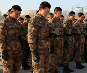 新疆軍區某裝甲團召開2017年度新兵授銜暨新訓總結大會