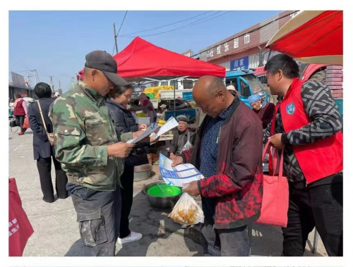 國防教育進(jìn)大集——阜山鎮(zhèn)開展國防教育宣傳活動